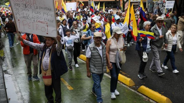 Marchan en Colombia en contra del gobierno de Gustavo Petro