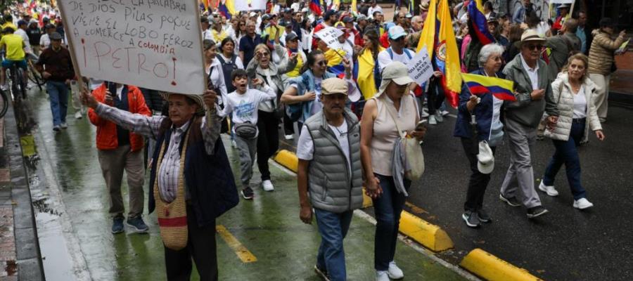 Marchan en Colombia en contra del gobierno de Gustavo Petro