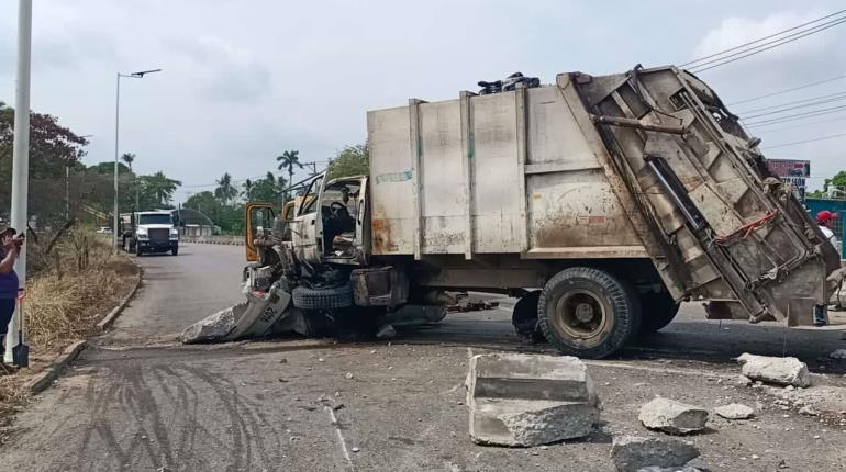 Un herido, daños materiales y cierre de carretera deja choque de recolector de basura