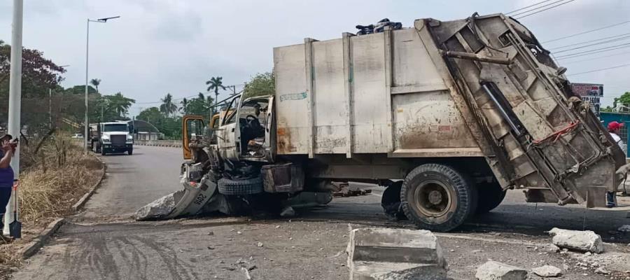 Un herido, daños y cierre de carretera a Nacajuca, deja choque de recolector de basura