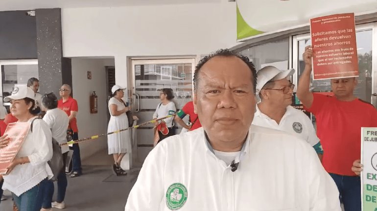 Jubilados del IMSS clausuran simbólicamente oficinas de administradora de Afore en Villahermosa