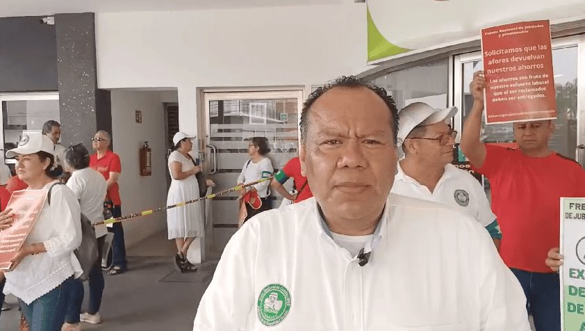 Jubilados del IMSS clausuran simbólicamente oficinas de administradora de Afore en Villahermosa