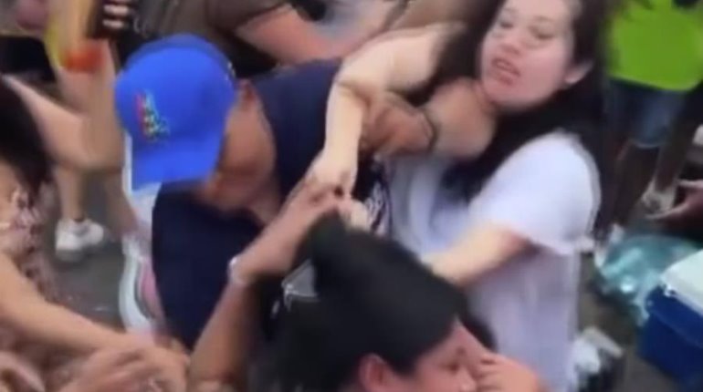 ¡De vergüenza! Mujeres protagonizan pelea en desfile de carros alegóricos