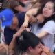 ¡De vergüenza! Mujeres protagonizan pelea en desfile de carros alegóricos