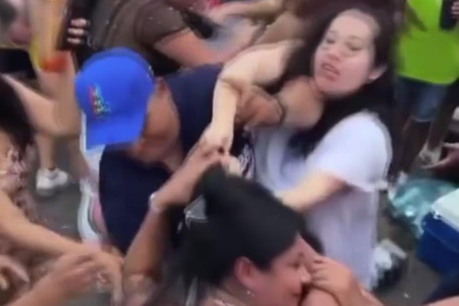 ¡De vergüenza! Mujeres protagonizan pelea en desfile de carros alegóricos