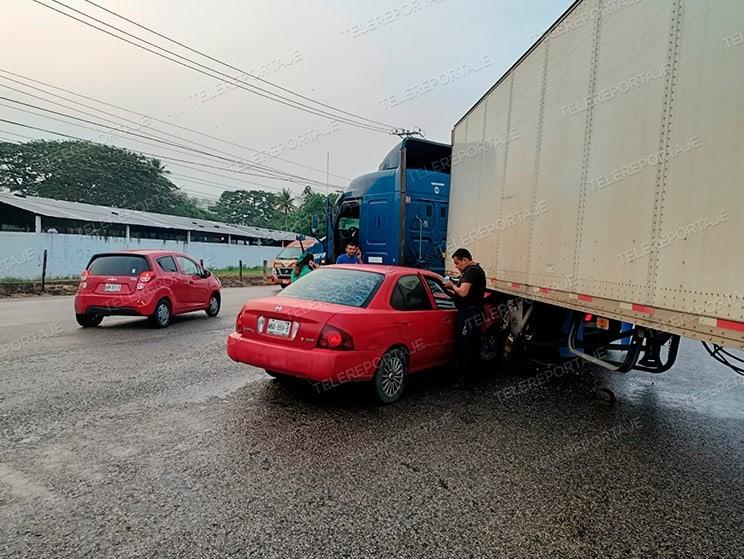 Auto queda debajo de un tráiler en la Nacajuca-Villahermosa 