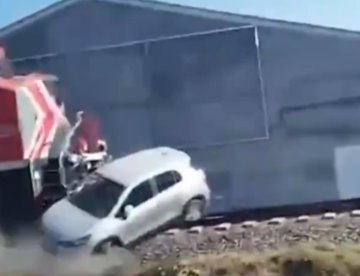 Automovilista es arrollado por tren al intentar ganarle el paso en Jalisco