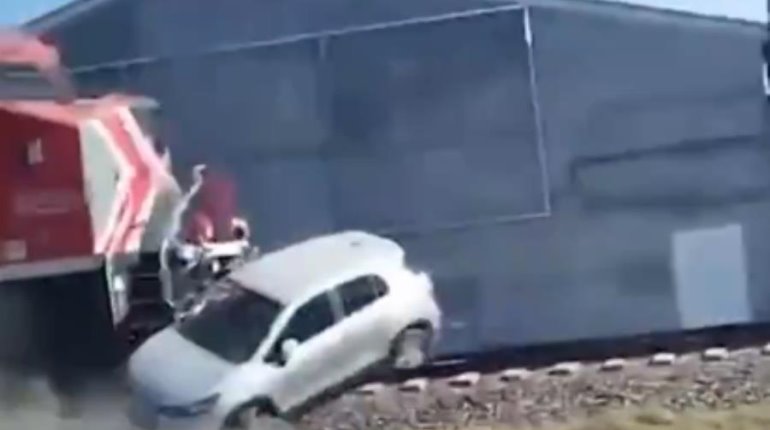 Automovilista es arrollado por tren al intentar ganarle el paso en Jalisco