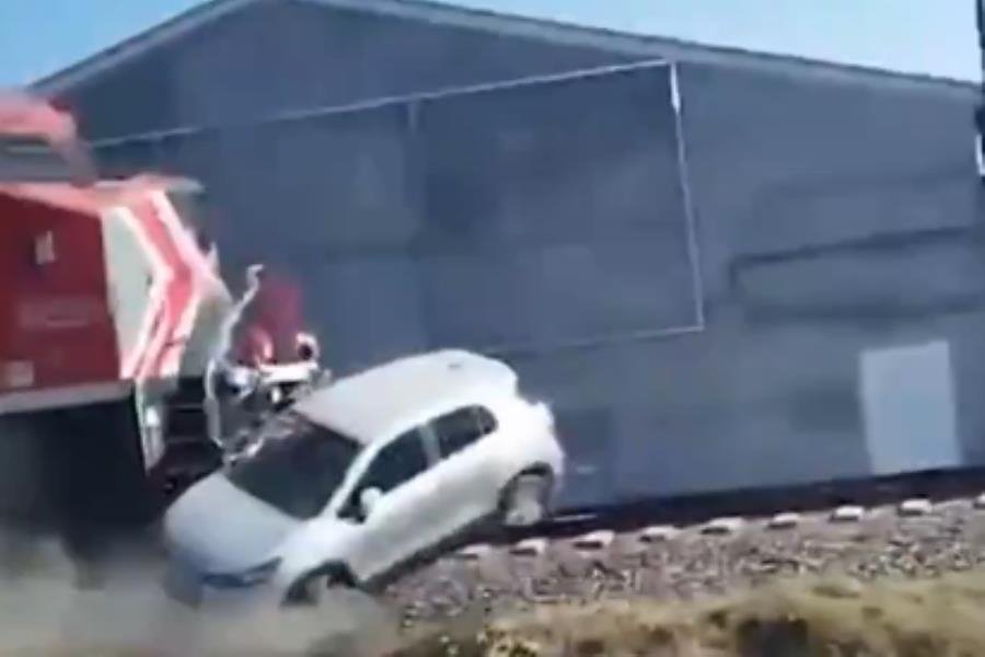 Automovilista es arrollado por tren al intentar ganarle el paso en Jalisco