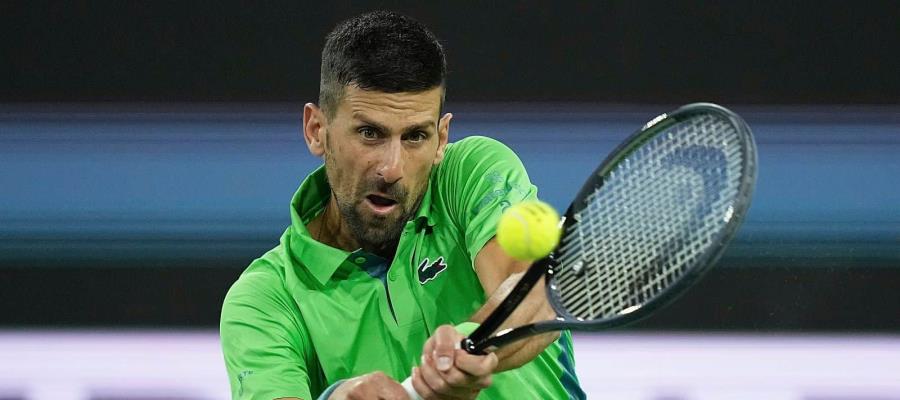 Operan a Djokovic por lesión en la rodilla