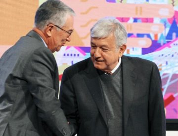 Pese a pleito con Salinas Pliego, AMLO rechaza quitar concesión a TV Azteca