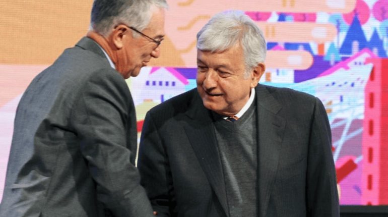 Pese a pleito con Salinas Pliego, AMLO rechaza quitar concesión a TV Azteca