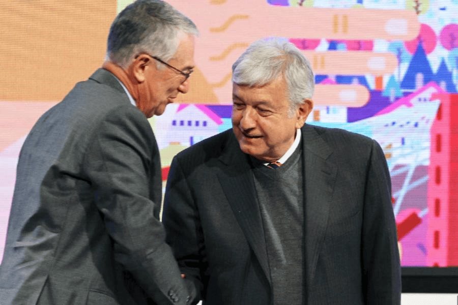 Pese a pleito con Salinas Pliego, AMLO rechaza quitar concesión a TV Azteca