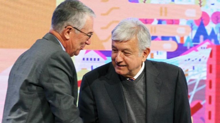 ¡Nuevo round! AMLO acusa a Salinas Pliego de dictarle línea a conductores de noticias