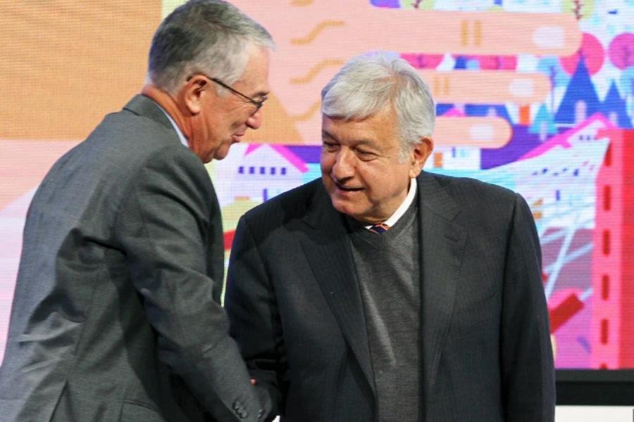 ¡Nuevo round! AMLO acusa a Salinas Pliego de dictarle línea a conductores de noticias