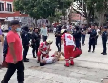 Se prende fuego en plaza pública y luego exige ayuda en Oaxaca