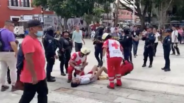 Se prende fuego en plaza pública y luego exige ayuda en Oaxaca