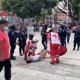 Se prende fuego en plaza pública y luego exige ayuda en Oaxaca