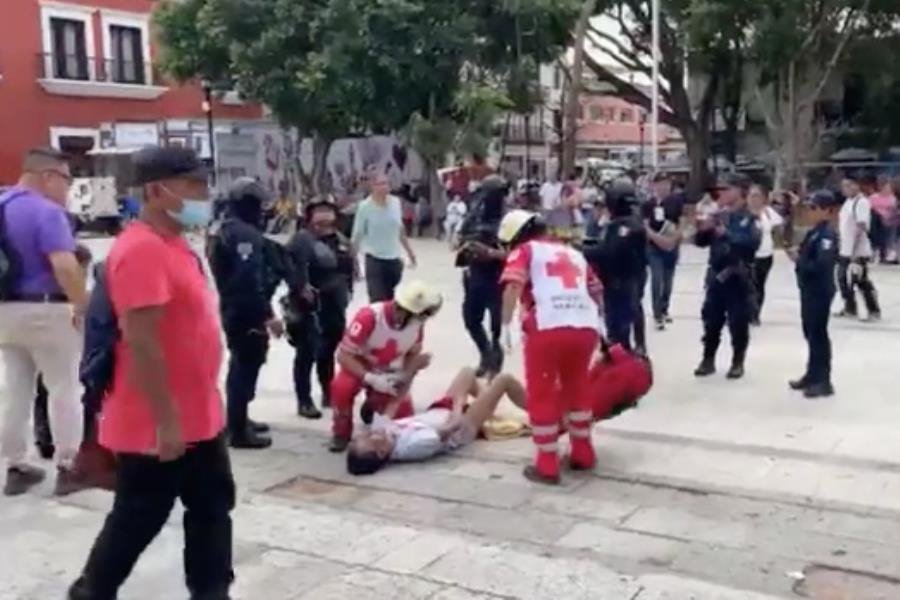 Se prende fuego en plaza pública y luego exige ayuda en Oaxaca