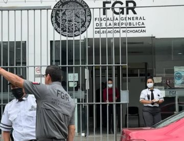 Sujetos armados roban camión con 23 toneladas de dulces en Michoacán