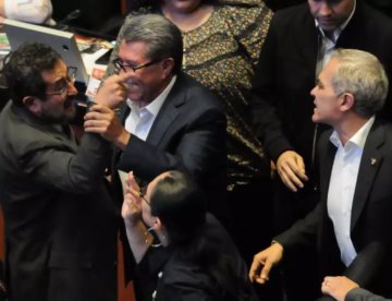 ¡Casi se golpean! Mancera y Cravioto discuten en Senado por tema de 2017