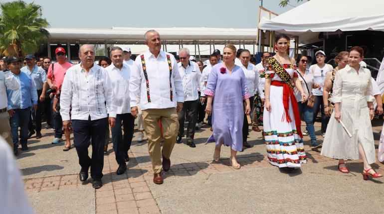 "A divertirse con moderación": Gobernador Merino a asistentes a la Feria