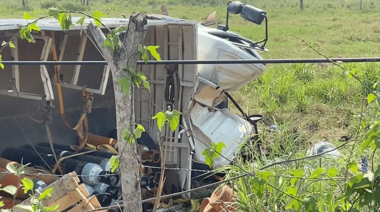 Vuelca camión tortón que transportaba tanques de oxígeno sobre la vía corta Comalcalco-Cunduacán