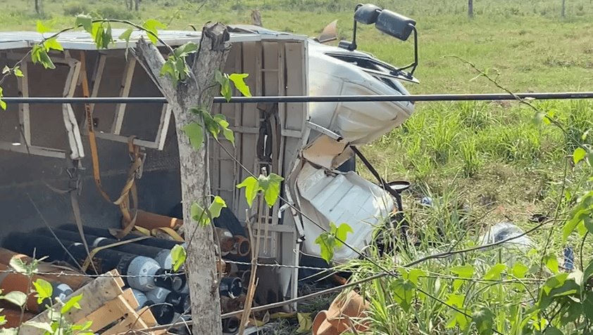 Vuelca camión tortón que transportaba tanques de oxígeno sobre la vía corta Comalcalco-Cunduacán