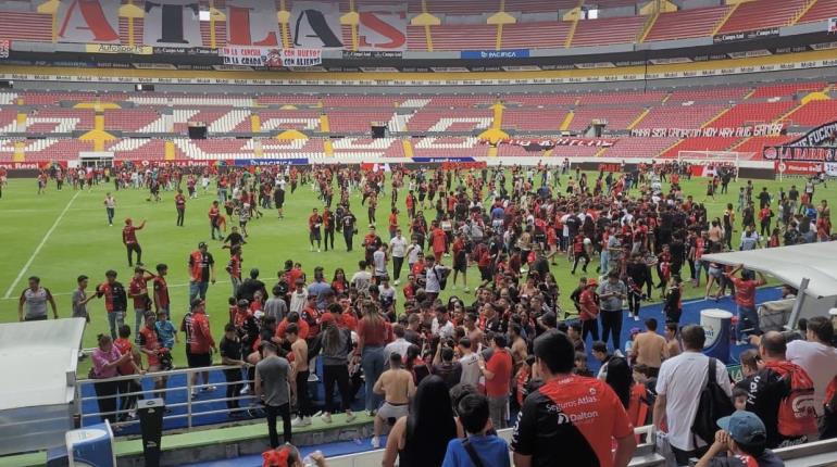 Aficionados de Atlas invaden cancha en entrenamiento