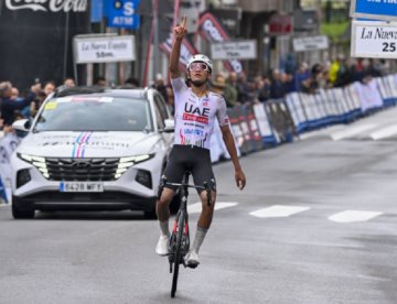 Mexicano Isaac del Toro lo vuelve hacer y gana la primera etapa de la Vuelta a Asturias
