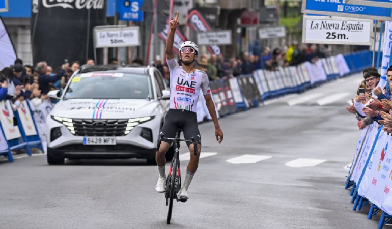 Mexicano Isaac del Toro lo vuelve hacer y gana la primera etapa de la Vuelta a Asturias