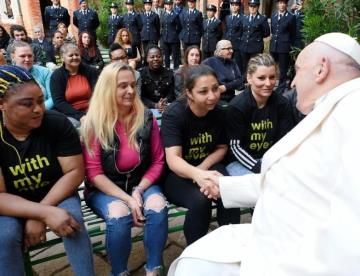 Papa Francisco critica el hacinamiento en las cárceles