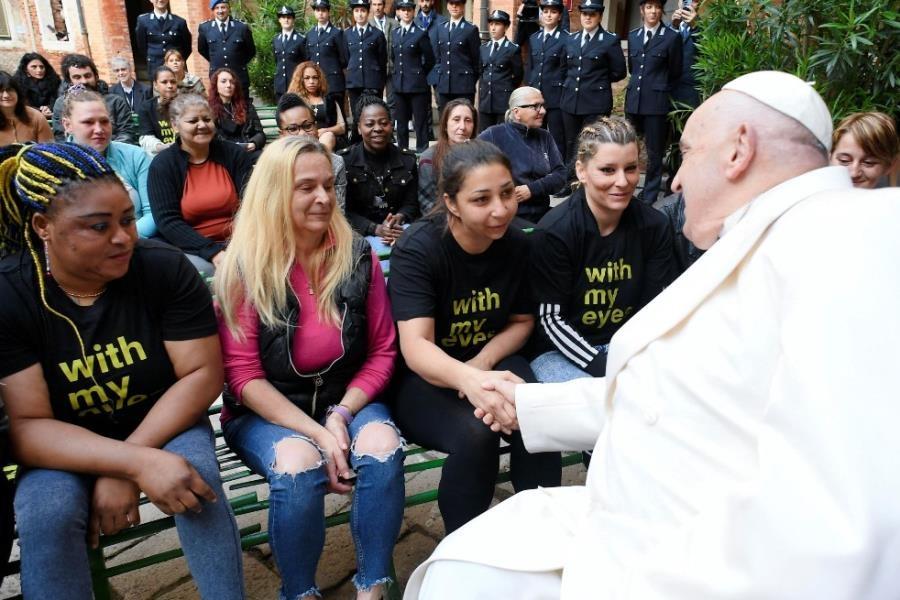 Papa Francisco critica el hacinamiento en las cárceles