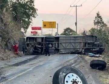 Camión con peregrinos sufre accidente en Edomex; hay 18 muertos y más de 20 heridos
