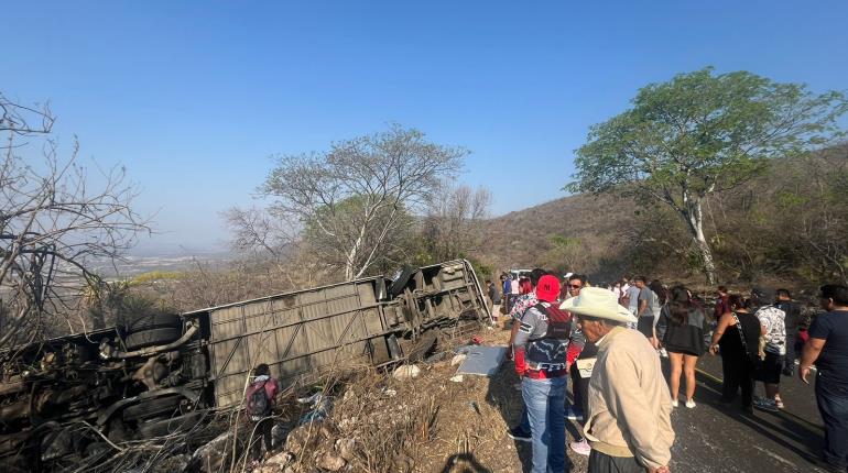 Mueren 2 peregrinos tras accidente de autobús en Huehuetlán el Grande, Puebla