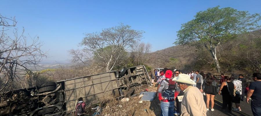 Mueren 2 peregrinos tras accidente de autobús en Huehuetlán el Grande, Puebla