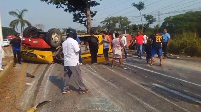 ¡Tragedia! 4 muertos y 18 heridos deja volcadura en la Macuspana - Villahermosa