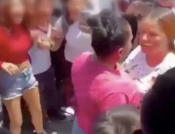 Mamás se agarran a golpes afuera de secundaria de Jalisco