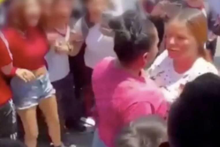 Mamás se agarran a golpes afuera de secundaria de Jalisco