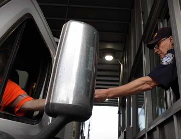 Texas retoma inspecciones a camiones de carga y genera colapso en cruce de exportaciones