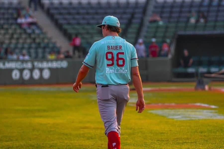 Cátedra de pitcher de Trevor Bauer y Diablos blanquea a Olmecas 6-0 en el Centenario