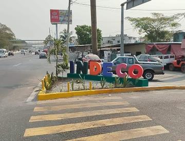 Rehabilitan vecinos y comerciantes letras distintivas de Indeco 