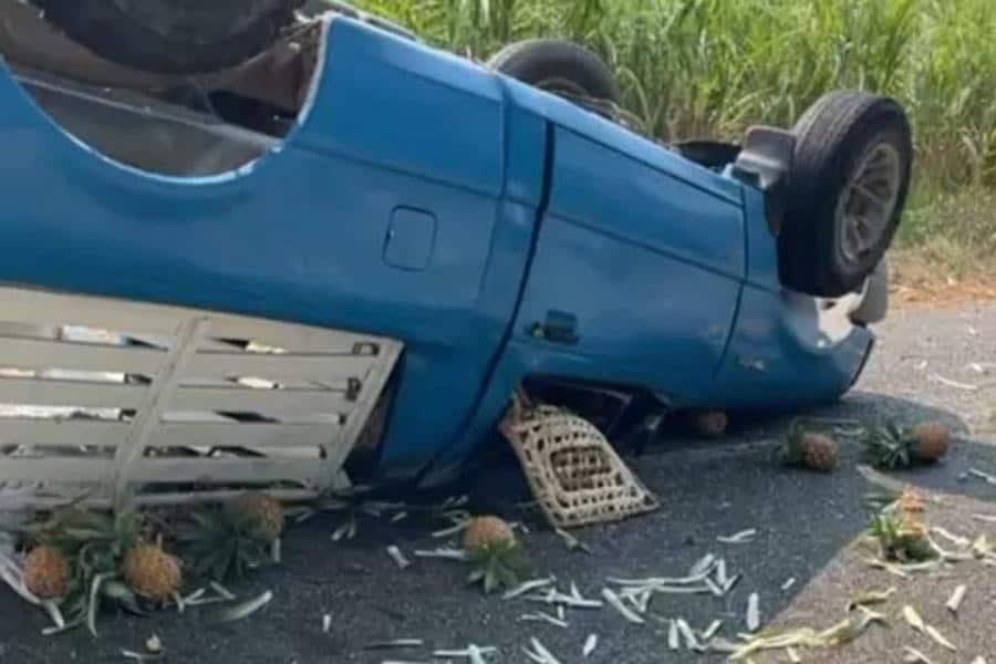 Muere conductor tras volcadura de camioneta cargada de piñas 