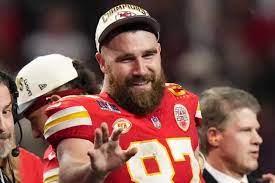 Travis Kelce extiende contrato con Jefes de Kansas City