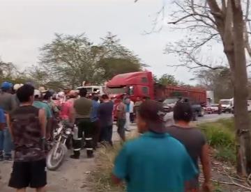 Fonatur y Tren Maya incumplen con obra y pobladores cierran por más de 4 horas la Escárcega-Chetumal