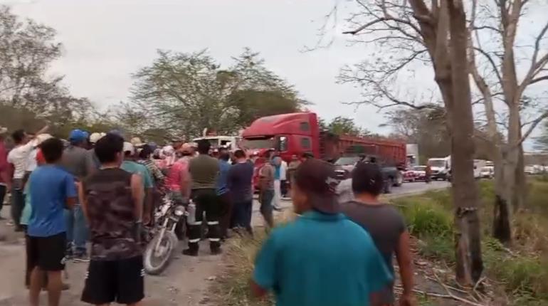 Fonatur y Tren Maya incumplen con obra y pobladores cierran por más de 4 horas la Escárcega-Chetumal