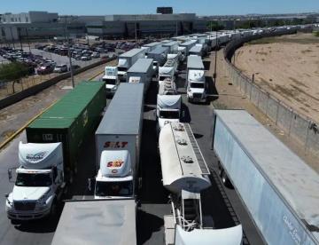 Bloquea Texas exportaciones mexicanas ante incremento del flujo migratorio