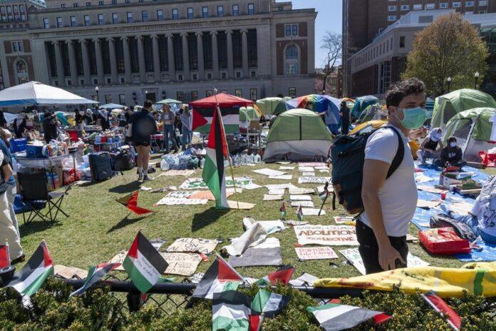 Policía de NY desaloja a manifestantes propalestinos de la Universidad de Columbia