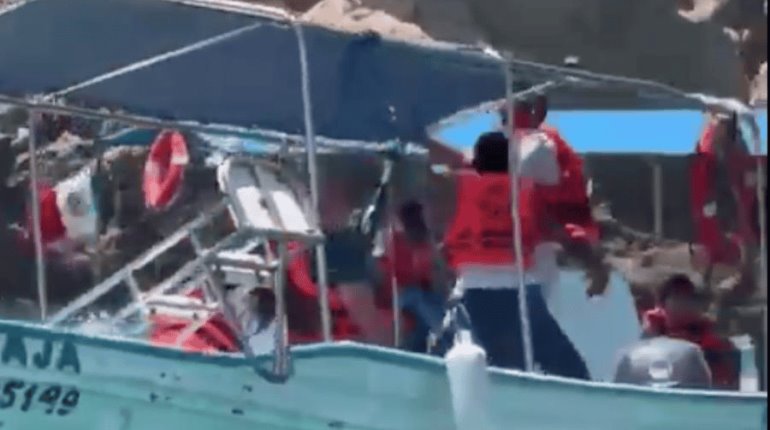 Pelean lancheros en pleno mar en Los Cabos, Baja California Sur