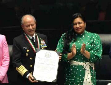 Entrega Senado Medalla de Honor “Armada de México” al secretario de Marina